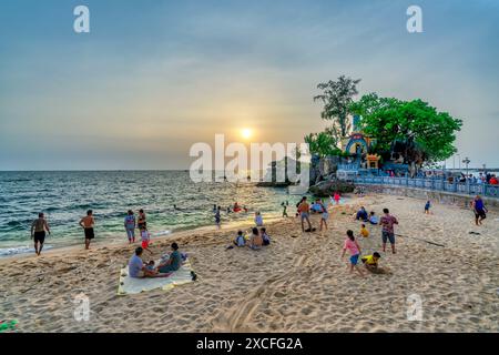 Phu Quoc, Vietnam - 20. April 2024: Touristen besuchen den Tempel und Leuchtturm von Dinh Cau auf der Insel Phu Quoc, Vietnam Stockfoto