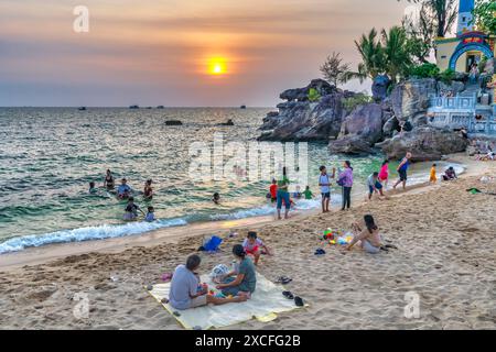 Phu Quoc, Vietnam - 20. April 2024: Touristen besuchen den Tempel und Leuchtturm von Dinh Cau auf der Insel Phu Quoc, Vietnam Stockfoto