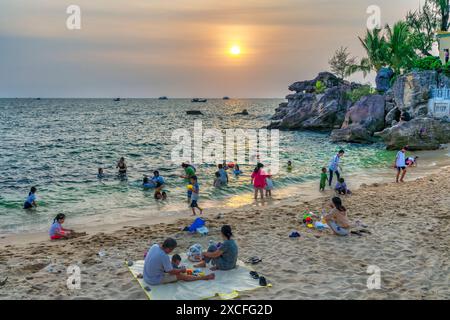 Phu Quoc, Vietnam - 20. April 2024: Touristen besuchen den Tempel und Leuchtturm von Dinh Cau auf der Insel Phu Quoc, Vietnam Stockfoto