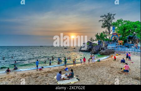 Phu Quoc, Vietnam - 20. April 2024: Touristen besuchen den Tempel und Leuchtturm von Dinh Cau auf der Insel Phu Quoc, Vietnam Stockfoto