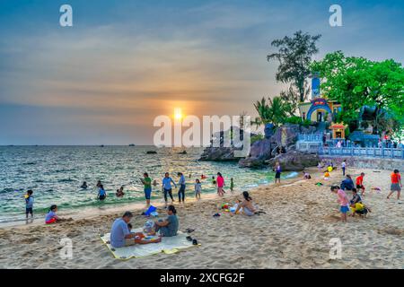 Phu Quoc, Vietnam - 20. April 2024: Touristen besuchen den Tempel und Leuchtturm von Dinh Cau auf der Insel Phu Quoc, Vietnam Stockfoto