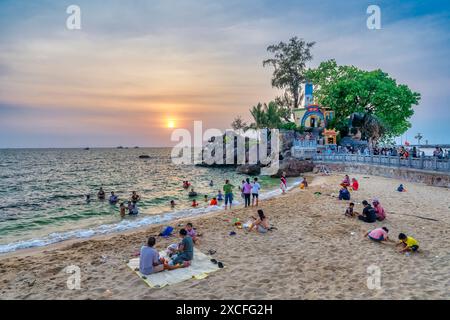 Phu Quoc, Vietnam - 20. April 2024: Touristen besuchen den Tempel und Leuchtturm von Dinh Cau auf der Insel Phu Quoc, Vietnam Stockfoto