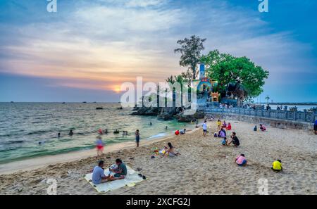 Phu Quoc, Vietnam - 20. April 2024: Touristen besuchen den Tempel und Leuchtturm von Dinh Cau auf der Insel Phu Quoc, Vietnam Stockfoto