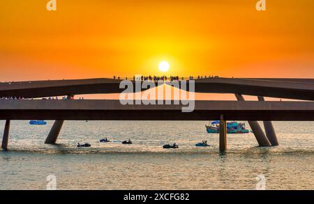 Künstler, die Jetski und Flyboard auf dem Wasser in der Stadt bei Sonnenuntergang aufführen, ziehen viele Touristen in Phu Quoc, Vietnam, an Stockfoto