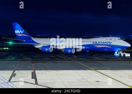 Silk Way West Boeing 747-8 wird am Flughafen Adelaide zurückgeschoben. Stockfoto