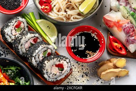Verschiedene asiatische Speisen. Chinesische und vietnamesische Küche. Nudeln, Reis, Knödel, Dim Sum, Frühlingsrollen. Draufsicht. Stockfoto