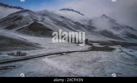 Blick auf den Tash-Rabat Fluss und das Tal, Provinz Naryn, Kirgisistan Stockfoto