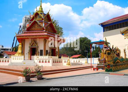 Statuen von Schlangen-Nagas und Pavillon in Pulau Tikus, thailändischer buddhistischer Tempel (Wat Chayamangkalaram), berühmte Touristenattraktion in Georgetown, Penang isla Stockfoto