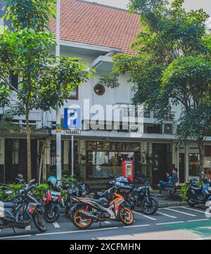 Jakarta Indonesien - 9. Mai 2024. In der Nähe stehen einige Motorräder. Bakoel Koffie ist der älteste Kaffeeröster in Indonesien. Stockfoto