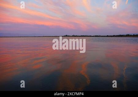 Pastellfarbene Dämmerung im Palo Alto Baylands, Santa Clara County, Kalifornien. Stockfoto