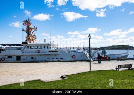 Das Boot der US-Küstenwache legte an der Uferpromenade in Halifax, Nova Scotia, Kanada an Stockfoto