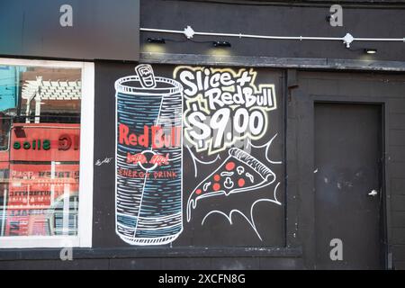 Red Bull und Pizza Wandgemälde in Downtown Halifax, Nova Scotia, Kanada Stockfoto