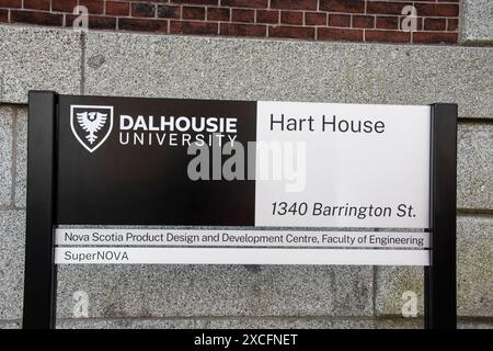 Schild für das Hart House der Dalhousie University an der Barrington Street im Zentrum von Halifax, Nova Scotia, Kanada Stockfoto