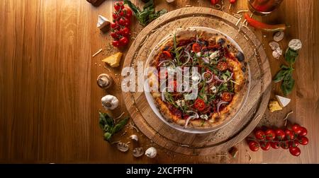 Rustikale hausgemachte Pizza auf Holztisch mit Platz für Ihren Text Stockfoto