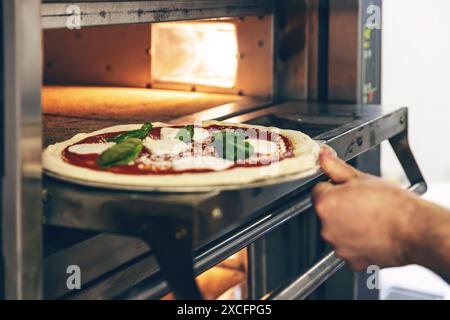 Frische Pizza zum Backen im Ofen Stockfoto