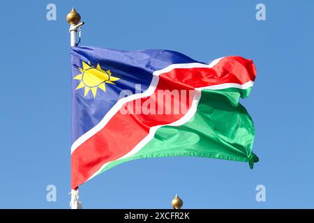 Sankt Petersburg, Russland. Juni 2024. Die Flagge der Republik Namibia auf der Tribüne der Flaggen der teilnehmenden Länder im Rahmen des Internationalen Wirtschaftsforums von St. Petersburg 2024 (SPIEF 2024). Quelle: SOPA Images Limited/Alamy Live News Stockfoto