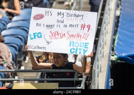 Seattle, Washington, USA. Juni 2024. DIE KINDER-FANS VON Portland Thorn halten ein Poster zur Unterstützung ihres Lieblingsspielers, der in der zweiten Spielhälfte Seattle Reign gegen Portland Thorn zu sehen ist, mit einem Endwert von 0:0. (Kreditbild: © Melissa Levin/ZUMA Press Wire) NUR REDAKTIONELLE VERWENDUNG! Nicht für kommerzielle ZWECKE! Stockfoto