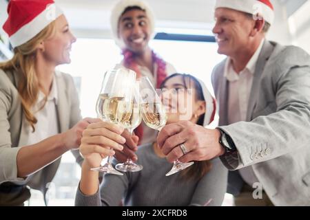Geschäftsleute, Weihnachten und Toast Champagner in einem modernen Büro zum Feiern, Feiern und glücklich mit Freunden. Frau, Mann und Gruppe mit Brille Stockfoto
