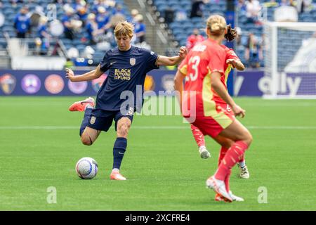 Seattle, Washington, USA. Juni 2024. Seattle Reign Spieler QUIN #5 trifft ein Tor, hinter Portland Thorn Spieler MARIE MULLER #23, in der 2. Spielhälfte Seattle Reign gegen Portland Thorn, mit 0:0. (Kreditbild: © Melissa Levin/ZUMA Press Wire) NUR REDAKTIONELLE VERWENDUNG! Nicht für kommerzielle ZWECKE! Stockfoto