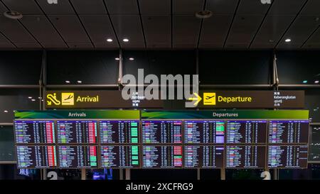 Changi Airport, Singapur - 8. Mai 2024: Große Ankunfts- und Abflugstelle in Singapur Changi International Airport vom Terminal Corrid aus gesehen Stockfoto