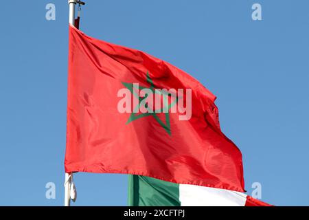 Sankt Petersburg, Russland. Juni 2024. Die Flagge des Königreichs Marokko auf der Tribüne der Flaggen der teilnehmenden Länder im Rahmen des Internationalen Wirtschaftsforums von St. Petersburg 2024 (SPIEF 2024). Quelle: SOPA Images Limited/Alamy Live News Stockfoto