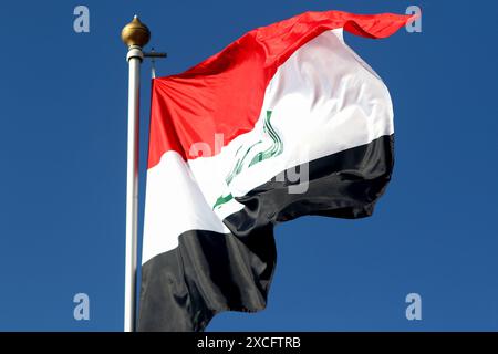 Sankt Petersburg, Russland. Juni 2024. Die Flagge der Republik Irak auf der Tribüne der Flaggen der teilnehmenden Länder im Rahmen des Internationalen Wirtschaftsforums von St. Petersburg 2024 (SPIEF 2024). Quelle: SOPA Images Limited/Alamy Live News Stockfoto