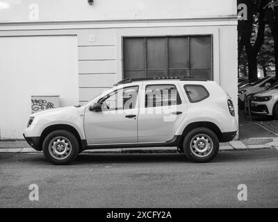 Cremona, Italien - 10. Juni 2024 der weiße dacia-suv parkt in einer malerischen europäischen Seitenstraße Stockfoto