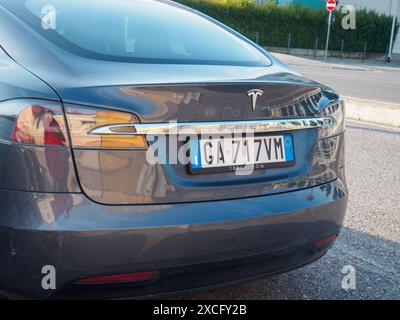 Cremona, Italien - 10. Juni 2024 Tesla-Modelle parken auf der Seite einer Stadtstraße, von hinten gesehen Stockfoto