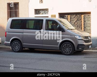 Cremona, Italien - 10. Juni 2024 Moderne Volkswagen Minivan in Metallic-Grau parkt am Rande einer europäischen Straße Stockfoto