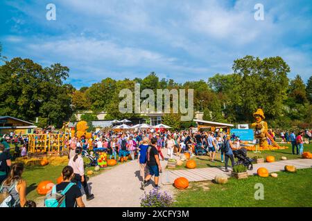 Ludwigsburg, Deutschland, 3. Oktober 2023, blühende Barockgärten, die im Herbst von Tausenden von Touristen besucht wurden, die die Kürbisskulpturen bewundern Stockfoto