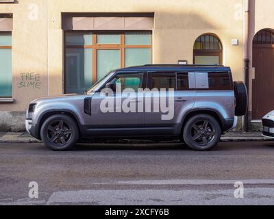 Cremona, Italien - 10. Juni 2024 der elegante Land Rover Defender 110 suv in Silber parkt an einem sonnigen Tag am Rande einer belebten Stadtstraße Stockfoto