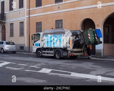 Cremona, Italien - 10. Juni 2024 Müllabfuhr fährt in einem Wohnviertel Stockfoto