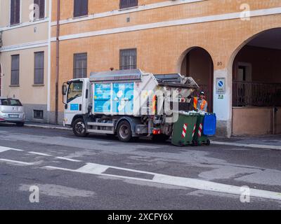 Cremona, Italien - 10. Juni 2024 Abfallsammler, der einen Müllwagen zum Leeren von Abfallbehältern im städtischen Gebiet betreibt Stockfoto