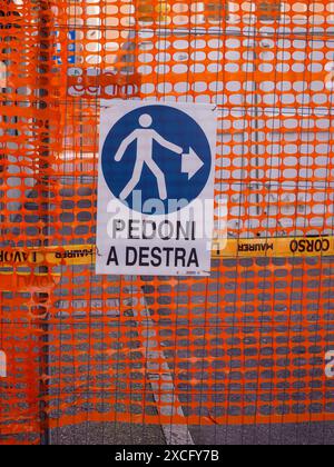 Cremona, Italien - 10. Juni 2024 Blau-weißes Schild, das den sicheren Durchgang für Fußgänger auf einer Baustelle anzeigt Stockfoto