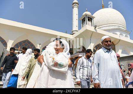 Srinagar, Jammu Und Kaschmir, Indien. Juni 2024. Kaschmirfrauen begrüßen sich, nachdem sie vor einer Moschee in Srinagar Eid-ul-Adha Gebete angeboten haben (Foto: © Basit Zargar/ZUMA Press Wire). Nicht für kommerzielle ZWECKE! Stockfoto