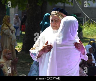 Srinagar, Jammu Und Kaschmir, Indien. Juni 2024. Kaschmirfrauen begrüßen sich, nachdem sie vor einer Moschee in Srinagar Eid-ul-Adha Gebete angeboten haben (Foto: © Basit Zargar/ZUMA Press Wire). Nicht für kommerzielle ZWECKE! Stockfoto