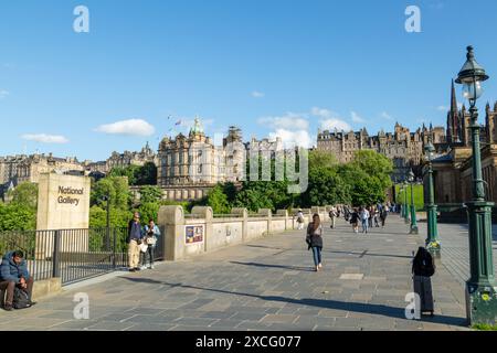 Blick auf historische Gebäude in der Altstadt von Edinburgh von außerhalb der National Gallery, Princes Street Gardens, Schottland Stockfoto