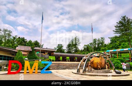 Paju, Südkorea - 24. Mai 2024: DMZ-Schild in der Nähe des Besucherzentrums des Dritten Infiltration Tunnels in der koreanischen entmilitarisierten Zone. Ein Landstreifen, der Nord- und Südkorea trennt Stockfoto