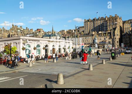 The Booking Office Wetherspoons Pub auf der Waverley Bridge, Edinburgh Stockfoto