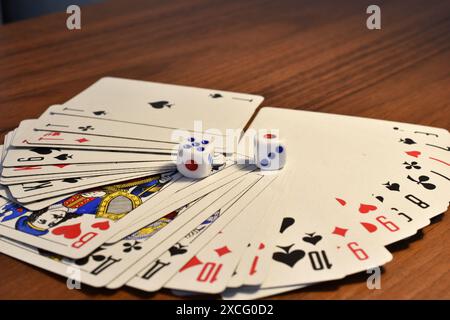 Die Karten sind offen aufgefächert und die Würfel liegen auf dem Tisch. Stockfoto