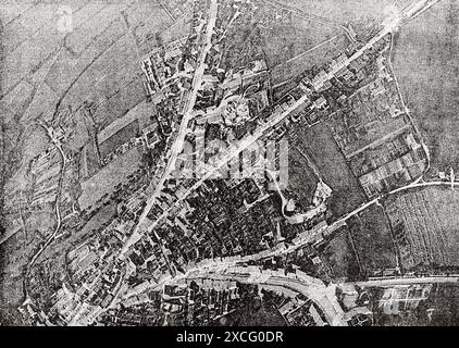 Ballonfotografie. Teilweiser Blick auf die Stadt Bellême in einer Höhe von 1100 Metern, 2. Juli 1886. Fotos von Paul Nadars reproduziert von Heliogravure, Frankreich. Alte, aus dem 19. Jahrhundert stammende Gravur aus La Nature 1886, Stockfoto