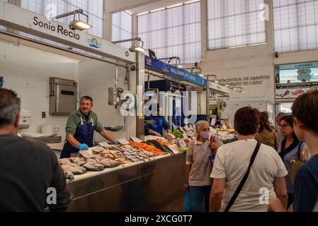 Shopper laufen an Verkaufsständen auf einem Fischmarkt in Cádiz, Spanien, vorbei. Stockfoto