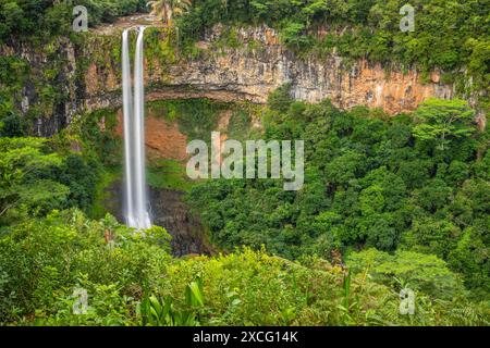 Der Wasserfall ist 80 Meter hoch und taucht in eine Schlucht ein. Blick auf die tropische Natur und die Landschaft des Chamarel-Doppelwasserfalls im Schwarzen Stockfoto