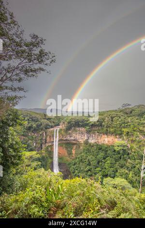 Der Wasserfall ist 80 Meter hoch und taucht in eine Schlucht ein. Blick auf die tropische Natur und die Landschaft des Chamarel-Doppelwasserfalls im Schwarzen Stockfoto