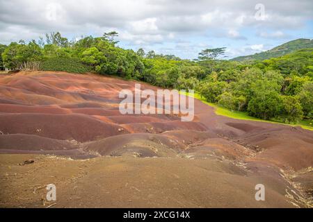 Weltberühmter Ort, ein Naturwunder inmitten eines Parks. Landschaftsaufnahme bei Sonnenuntergang im Regen. Sieben Farben Erde, Black River Gorges National Stockfoto