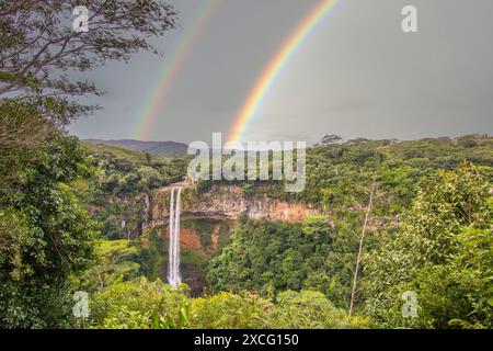 Der Wasserfall ist 80 Meter hoch und taucht in eine Schlucht ein. Blick auf die tropische Natur und die Landschaft des Chamarel-Doppelwasserfalls im Schwarzen Stockfoto