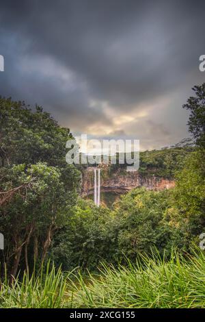 Der Wasserfall ist 80 Meter hoch und taucht in eine Schlucht ein. Blick auf die tropische Natur und die Landschaft des Chamarel-Doppelwasserfalls im Schwarzen Stockfoto