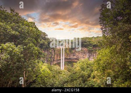 Der Wasserfall ist 80 Meter hoch und taucht in eine Schlucht ein. Blick auf die tropische Natur und die Landschaft des Chamarel-Doppelwasserfalls im Schwarzen Stockfoto