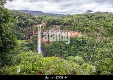 Der Wasserfall ist 80 Meter hoch und taucht in eine Schlucht ein. Blick auf die tropische Natur und die Landschaft des Chamarel-Doppelwasserfalls im Schwarzen Stockfoto