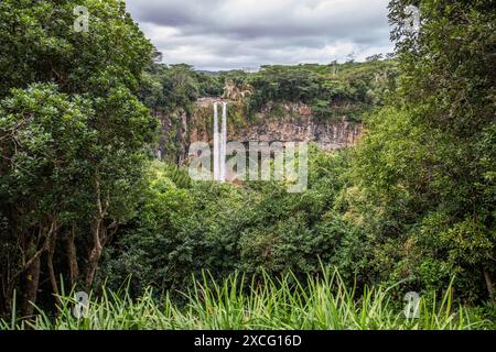 Der Wasserfall ist 80 Meter hoch und taucht in eine Schlucht ein. Blick auf die tropische Natur und die Landschaft des Chamarel-Doppelwasserfalls im Schwarzen Stockfoto